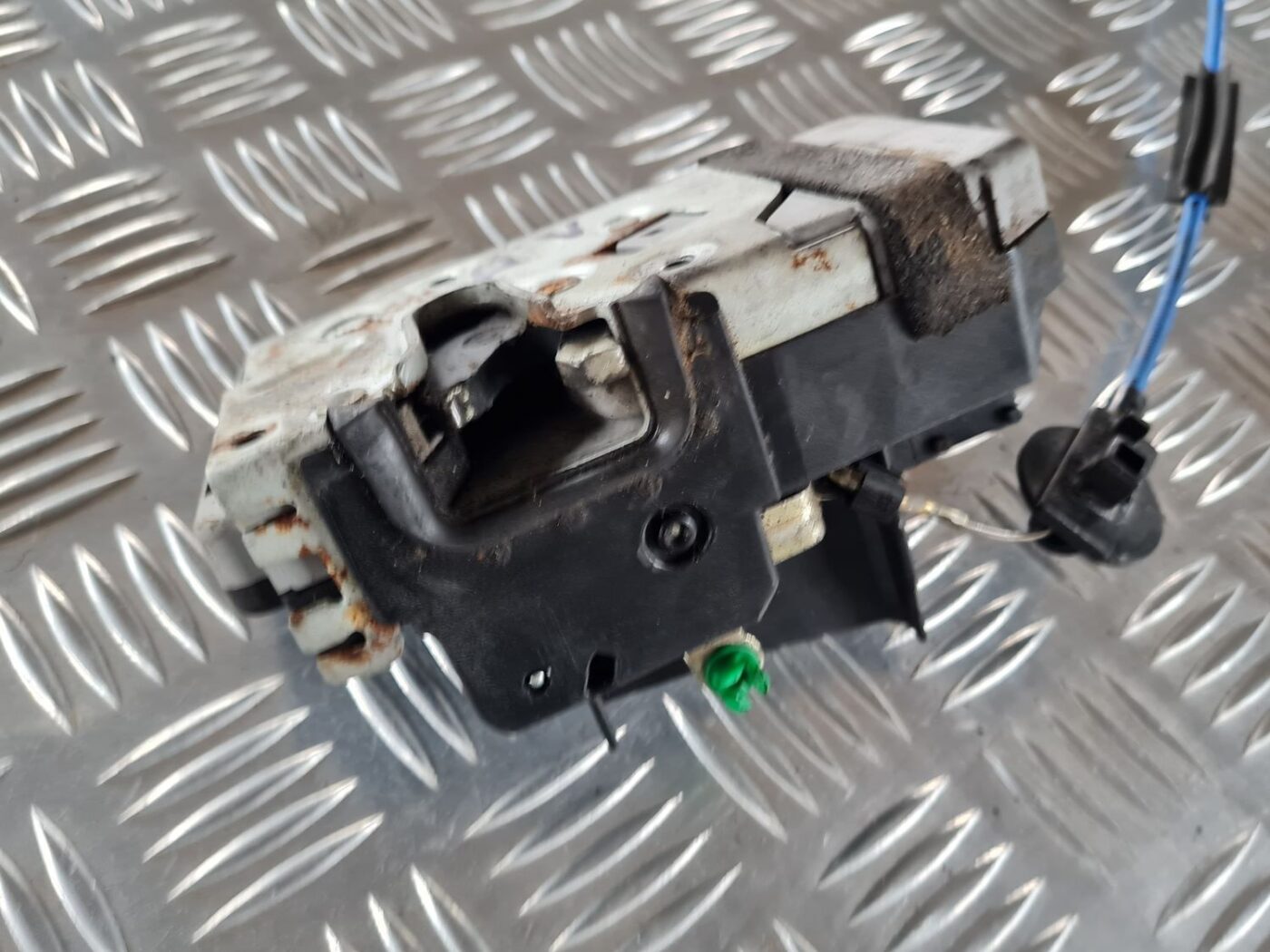 Priekšējo kreiso durvju slēdzene priekš SAAB 9-5 1999 2 Priekšējo kreiso durvju slēdzene priekš SAAB 9-5 1999