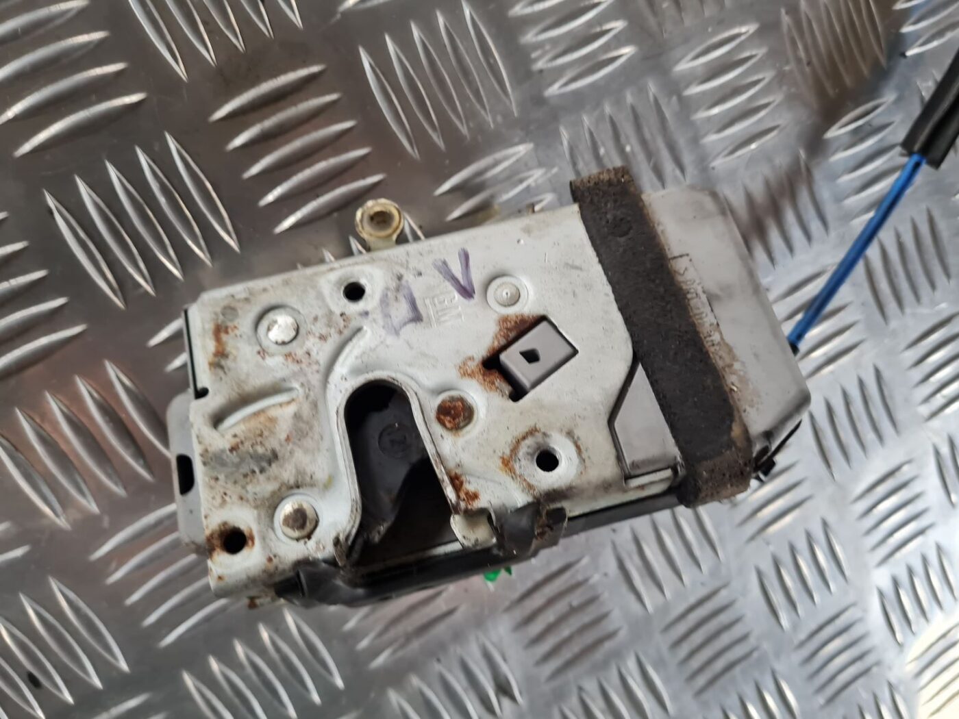 Priekšējo kreiso durvju slēdzene priekš SAAB 9-5 1999 7 Priekšējo kreiso durvju slēdzene priekš SAAB 9-5 1999