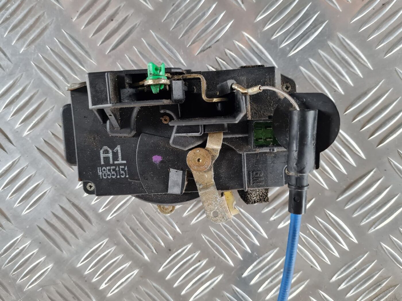 Priekšējo kreiso durvju slēdzene priekš SAAB 9-5 1999 6 Priekšējo kreiso durvju slēdzene priekš SAAB 9-5 1999