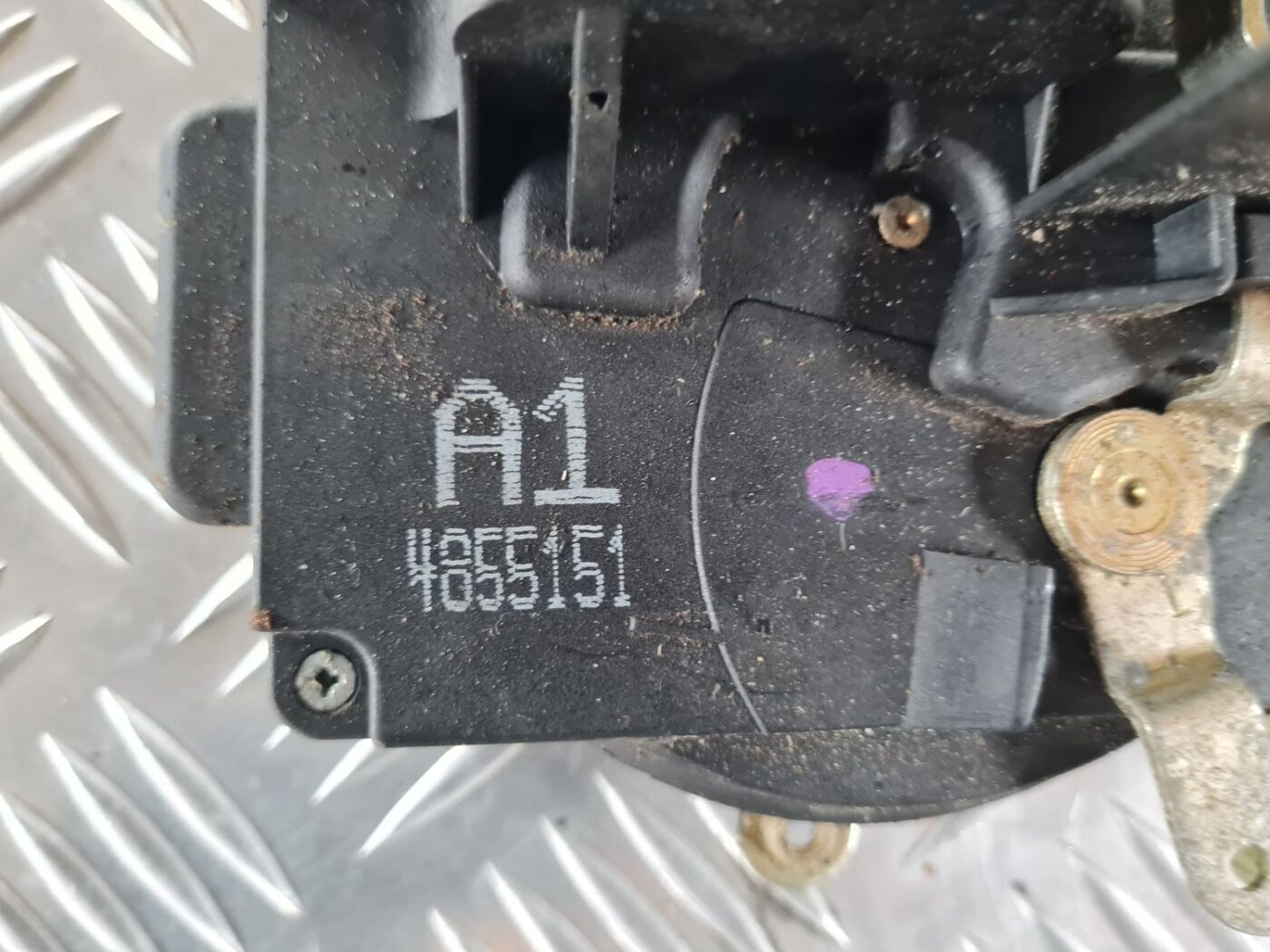 Priekšējo kreiso durvju slēdzene priekš SAAB 9-5 1999 5 Priekšējo kreiso durvju slēdzene priekš SAAB 9-5 1999