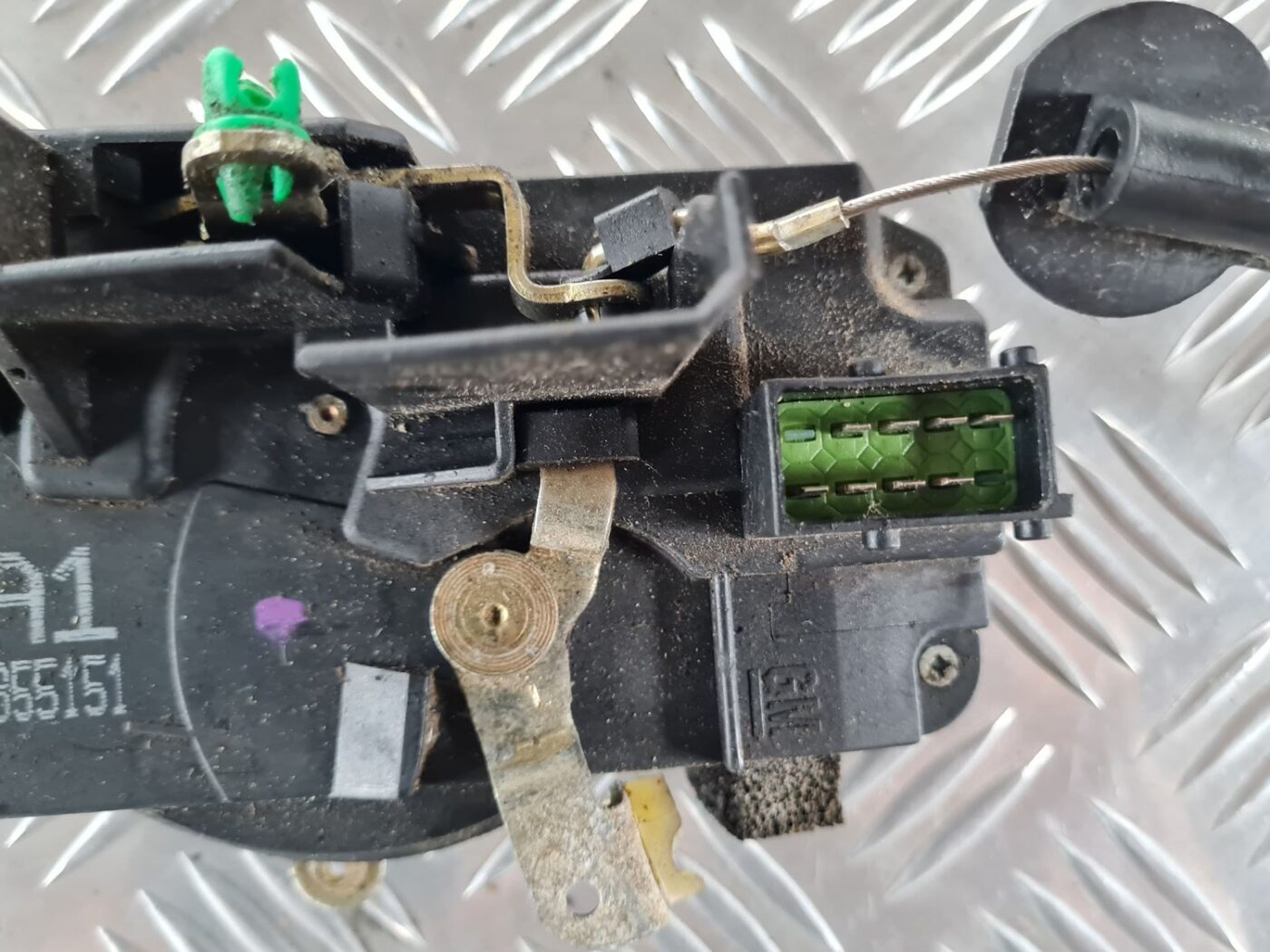 Priekšējo kreiso durvju slēdzene priekš SAAB 9-5 1999 4 Priekšējo kreiso durvju slēdzene priekš SAAB 9-5 1999