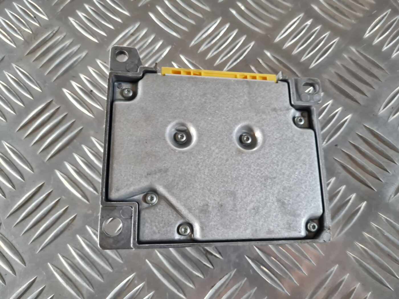 Drošības spilvena vadības bloks priekš SAAB 9-5 1999 3 Drošības spilvena vadības bloks priekš SAAB 9-5 1999