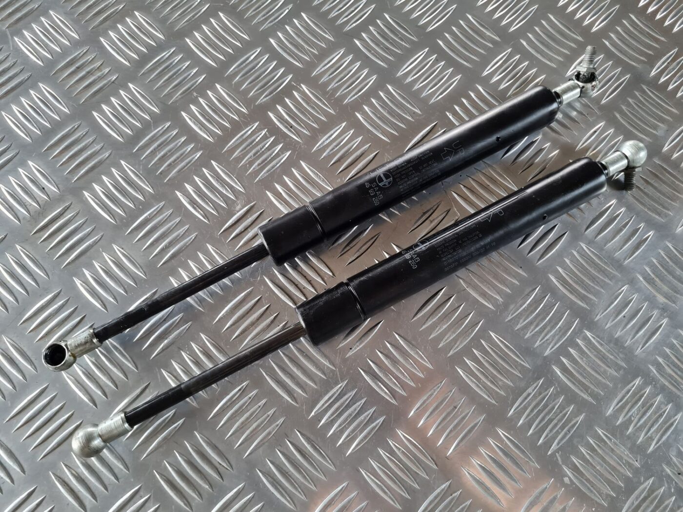 Bagažnieka vāka amortizators priekš SAAB 9-5 1999 2 Bagažnieka vāka amortizators priekš SAAB 9-5 1999