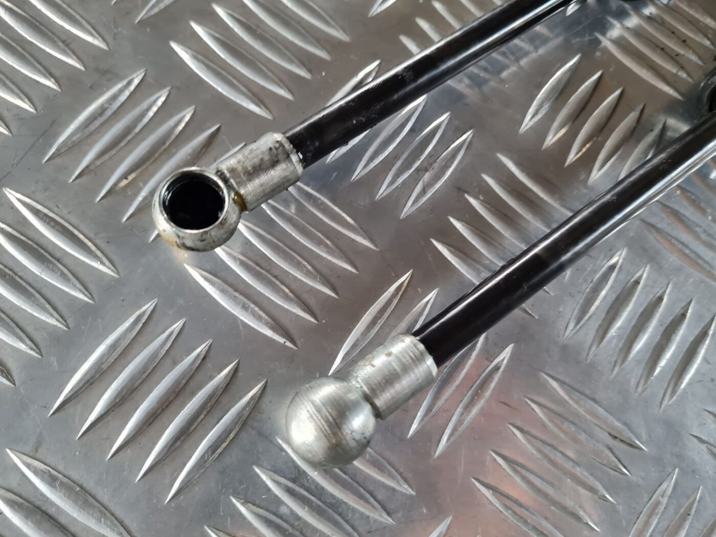 Bagažnieka vāka amortizators priekš SAAB 9-5 1999 7 Bagažnieka vāka amortizators priekš SAAB 9-5 1999