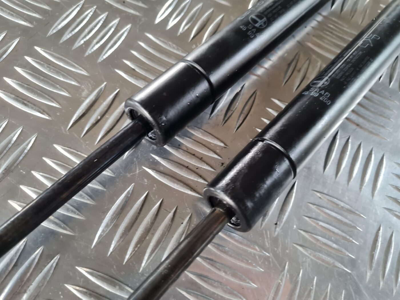 Bagažnieka vāka amortizators priekš SAAB 9-5 1999 6 Bagažnieka vāka amortizators priekš SAAB 9-5 1999