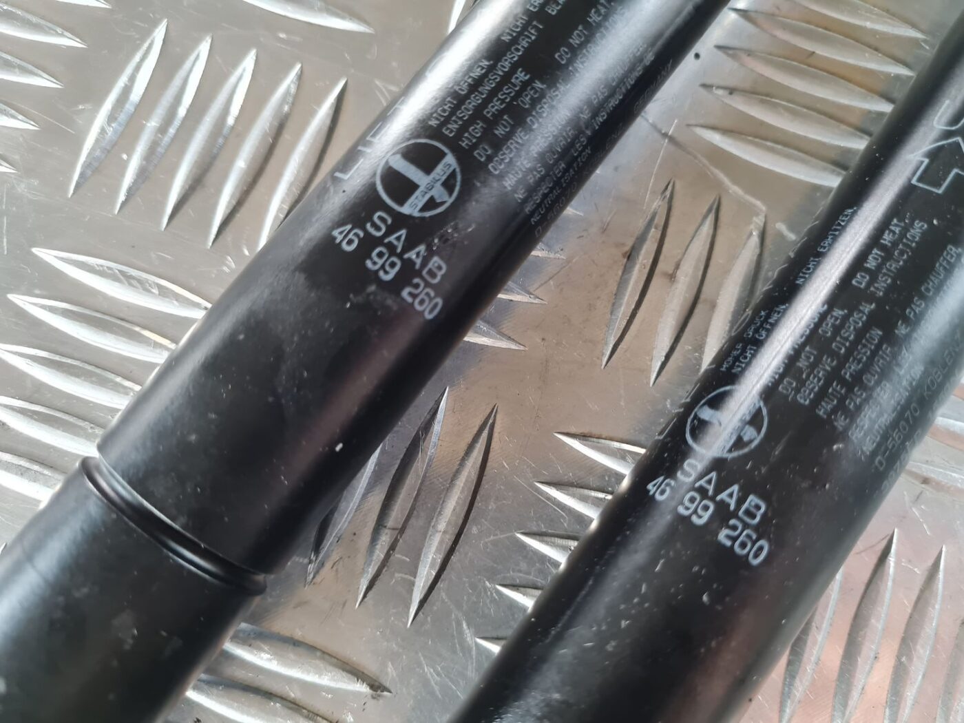 Bagažnieka vāka amortizators priekš SAAB 9-5 1999 4 Bagažnieka vāka amortizators priekš SAAB 9-5 1999