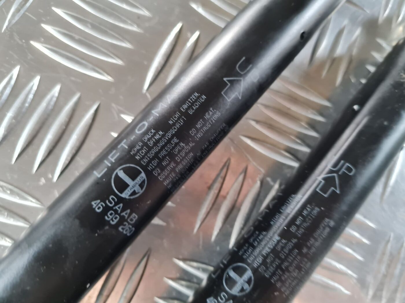 Bagažnieka vāka amortizators priekš SAAB 9-5 1999 3 Bagažnieka vāka amortizators priekš SAAB 9-5 1999