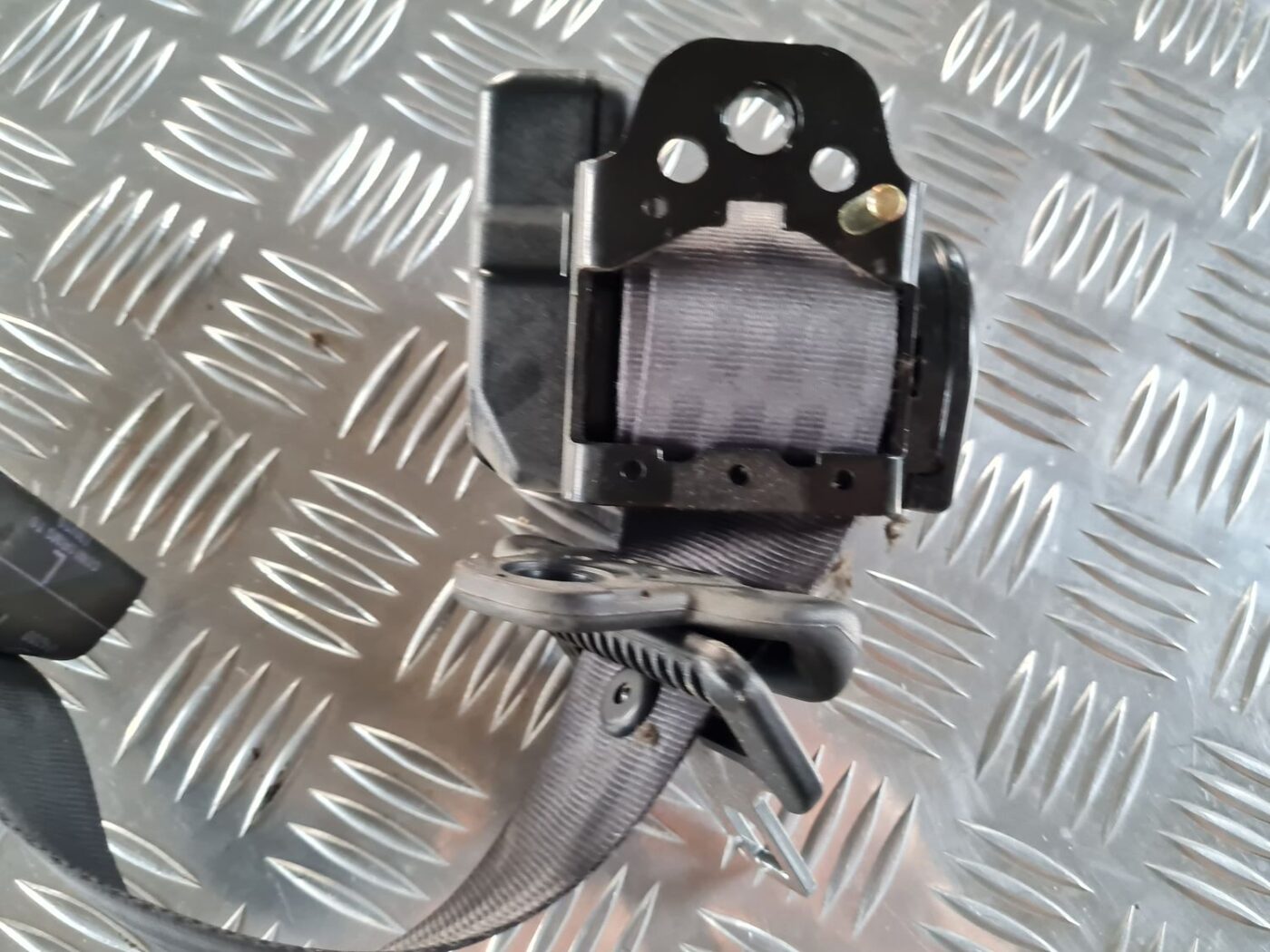 Aizmugurējā kreisa drošības josta priekš SAAB 9-5 1999 7 Aizmugurējā kreisa drošības josta priekš SAAB 9-5 1999