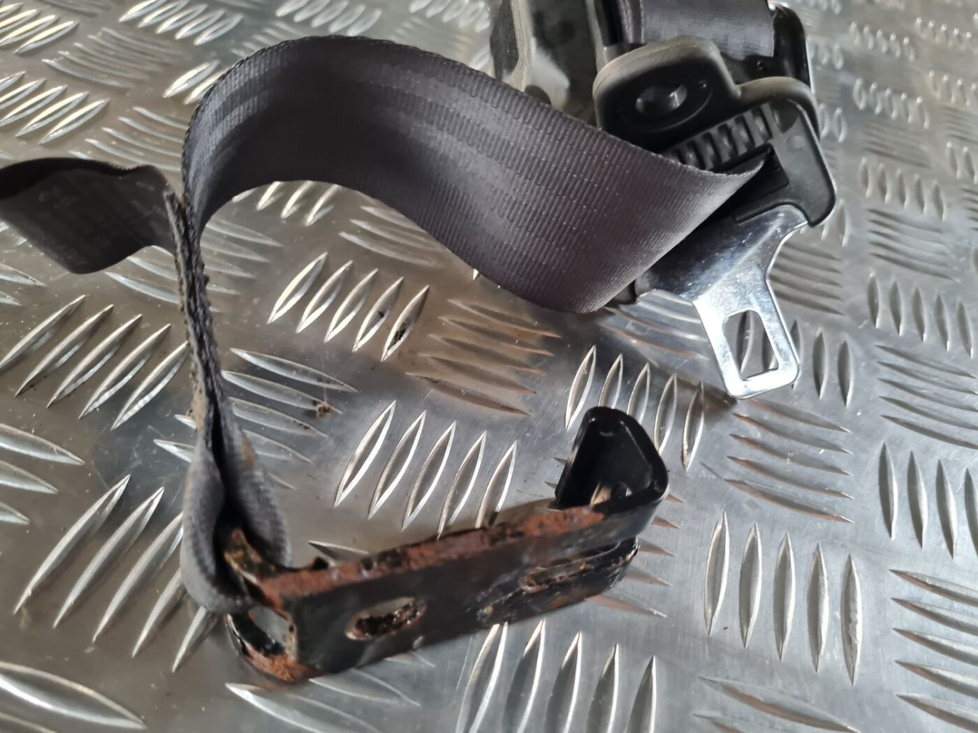 Aizmugurējā kreisa drošības josta priekš SAAB 9-5 1999 4 Aizmugurējā kreisa drošības josta priekš SAAB 9-5 1999