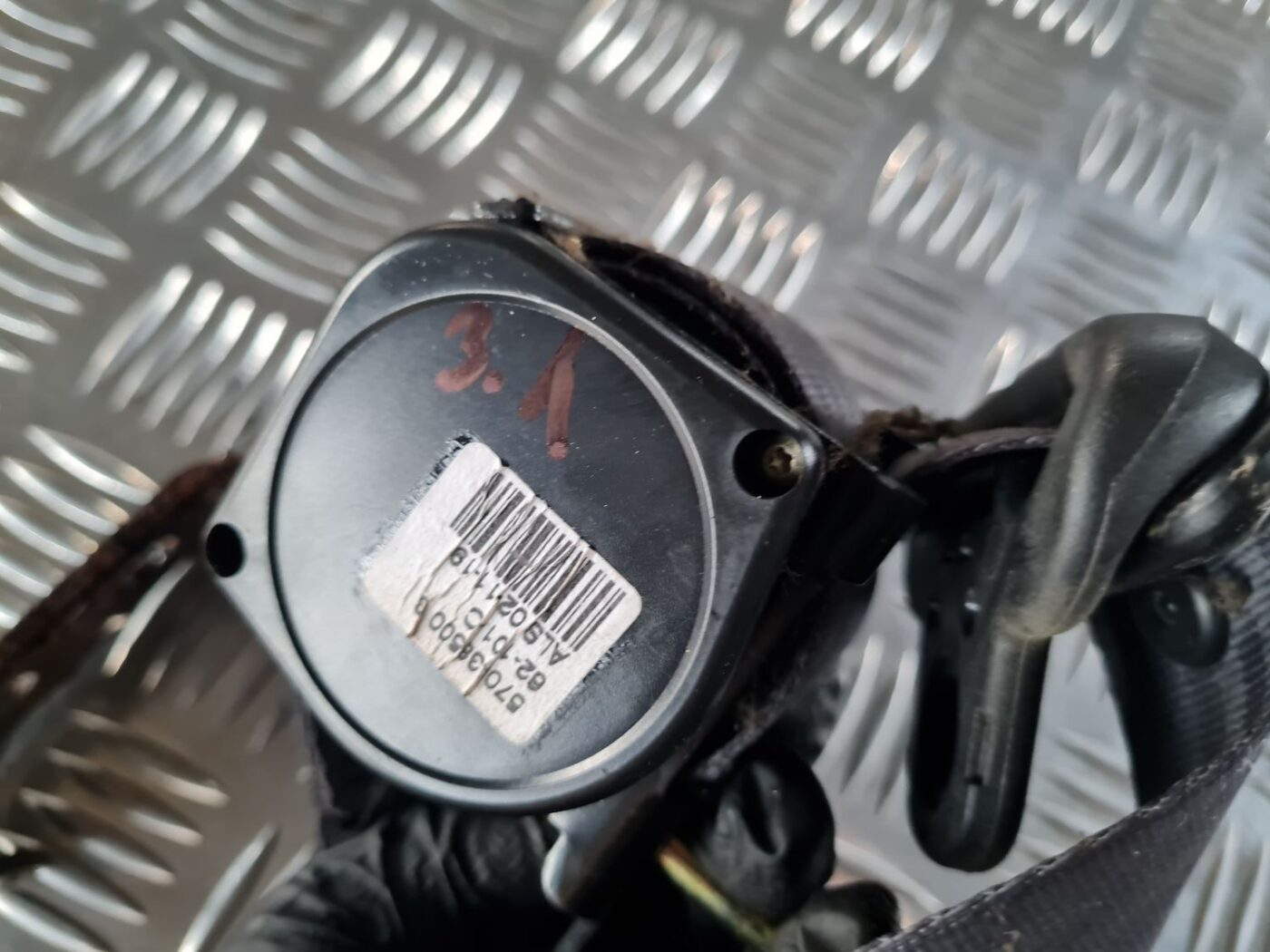 Aizmugurējā kreisa drošības josta priekš SAAB 9-5 1999 3 Aizmugurējā kreisa drošības josta priekš SAAB 9-5 1999