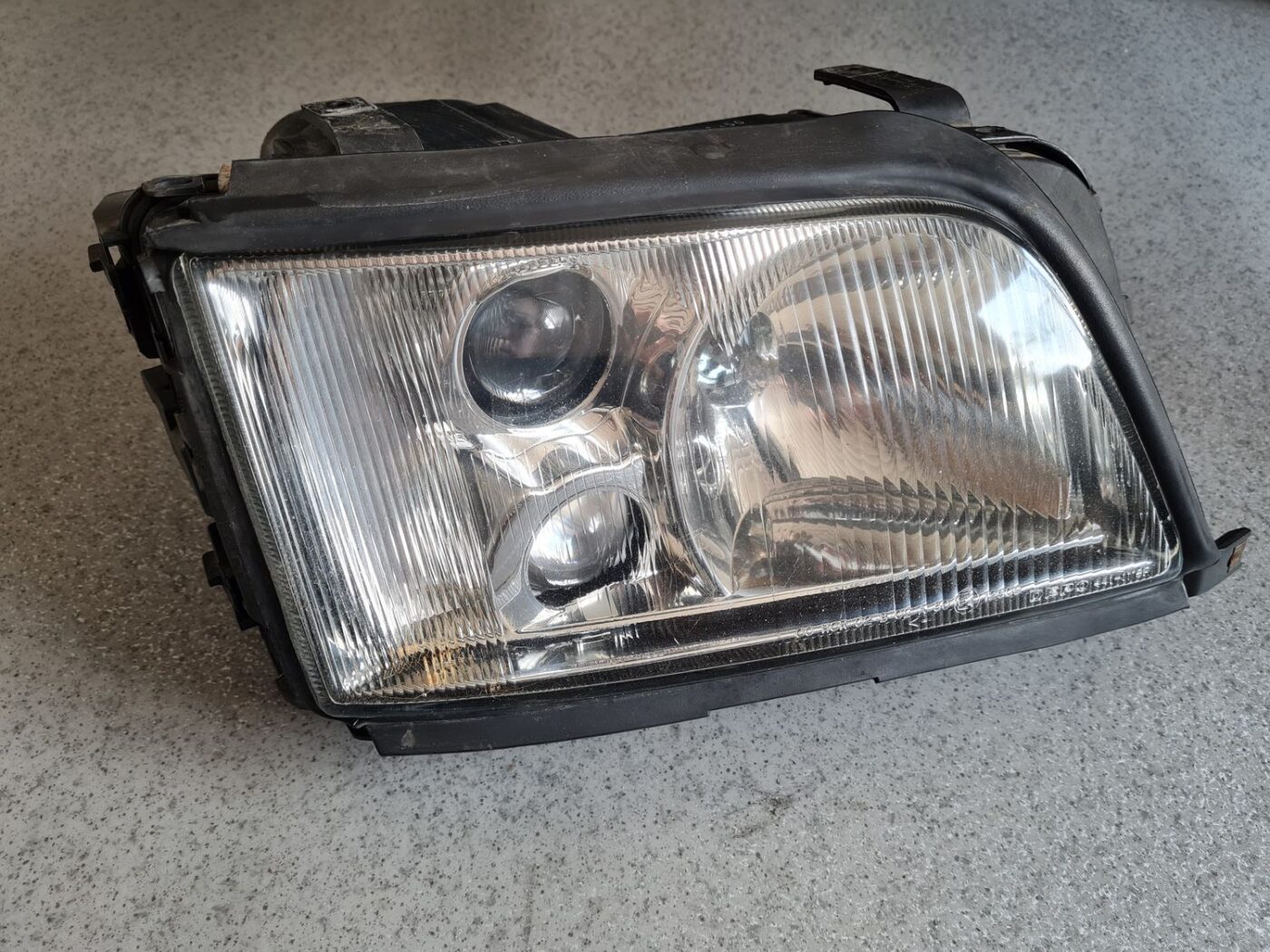 Priekšējais labais lukturis priekš AUDI A6 1994-1997 2 Priekšējais labais lukturis priekš AUDI A6 1994-1997