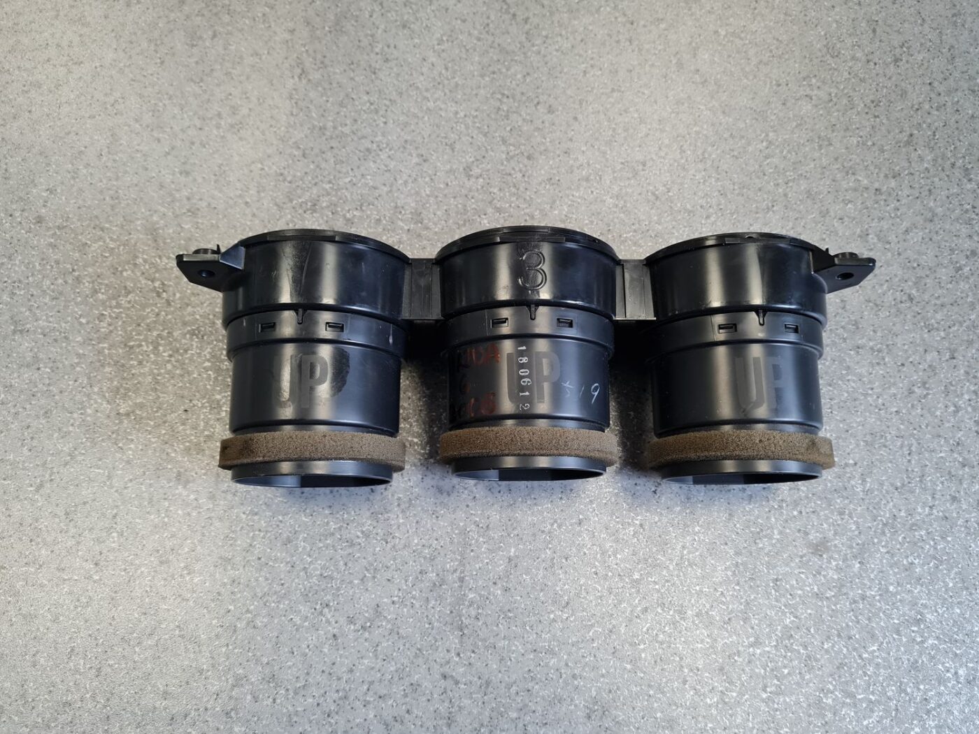 Mērinstrumentu paneļa gaisa vads, centrā priekš MAZDA 6 2006 5 Mērinstrumentu paneļa gaisa vads, centrā priekš MAZDA 6 2006