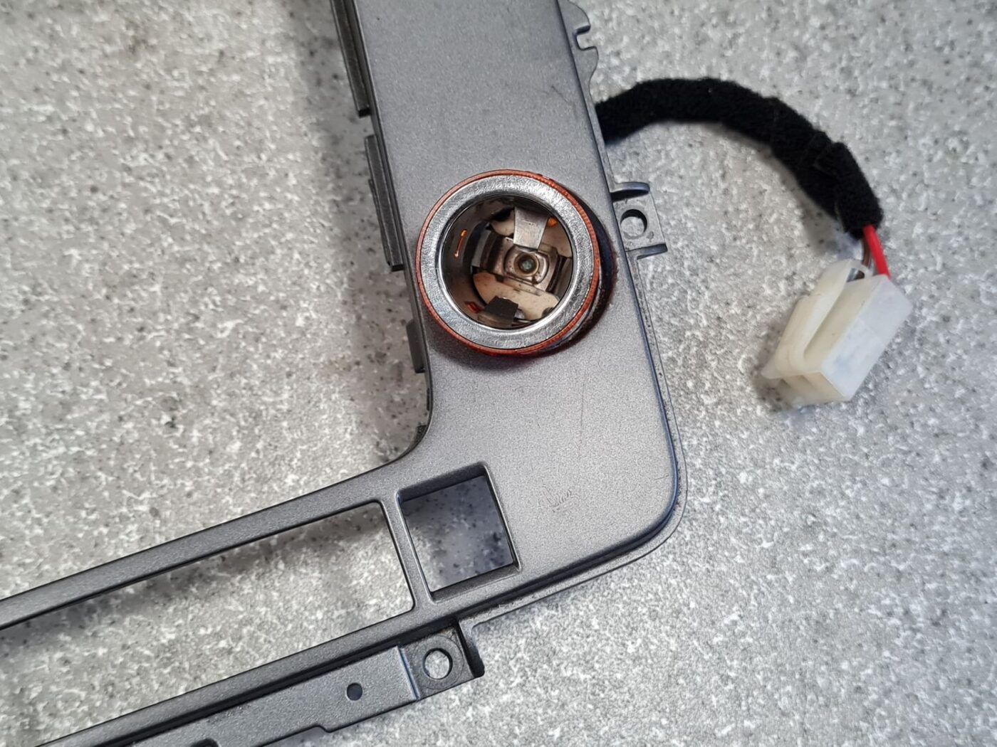 Dekoratīvs rāmis pārnesumu selektoram priekš VW PHAETON 2003 5 Dekoratīvs rāmis pārnesumu selektoram priekš VW PHAETON 2003