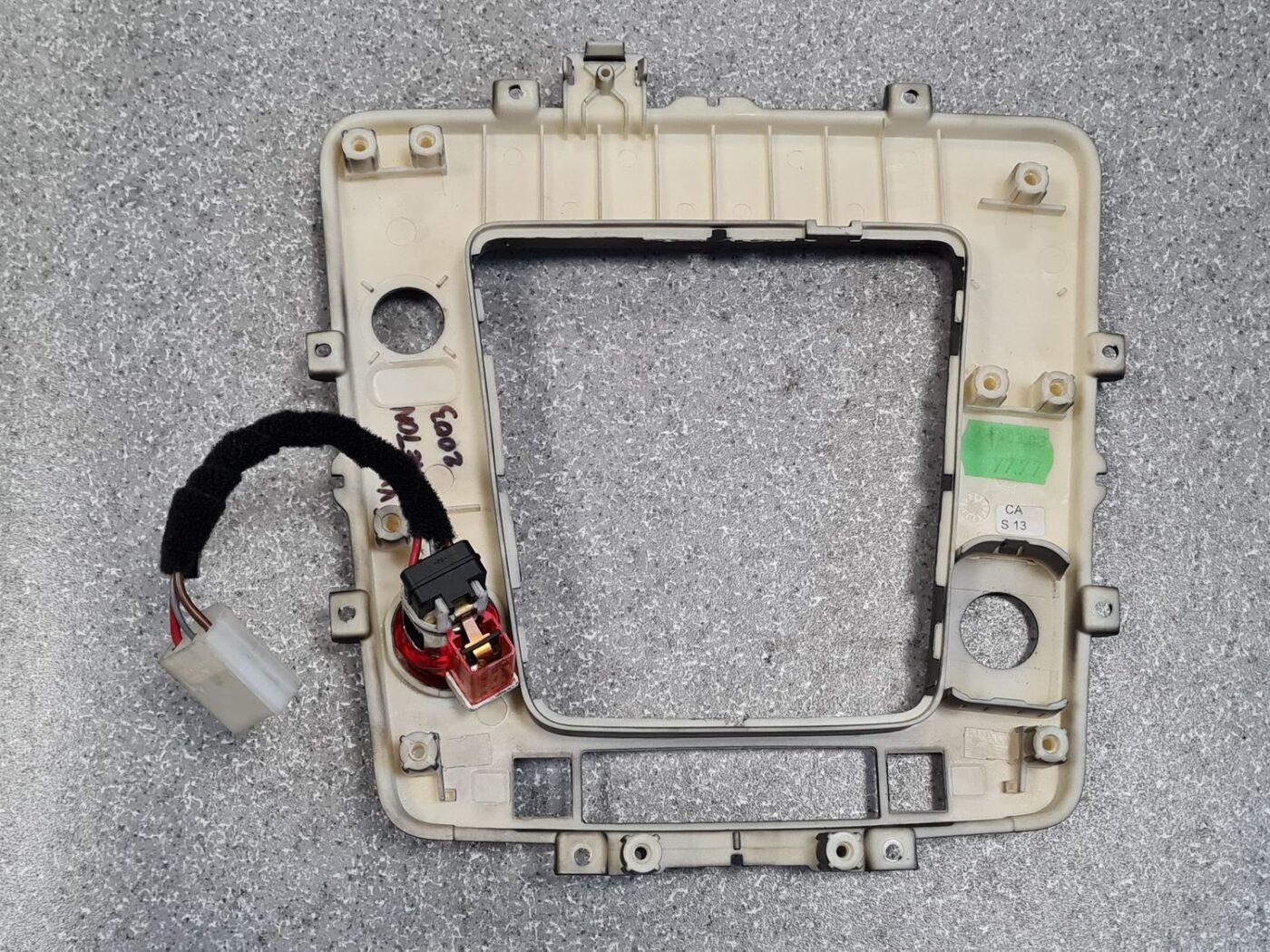 Dekoratīvs rāmis pārnesumu selektoram priekš VW PHAETON 2003 4 Dekoratīvs rāmis pārnesumu selektoram priekš VW PHAETON 2003