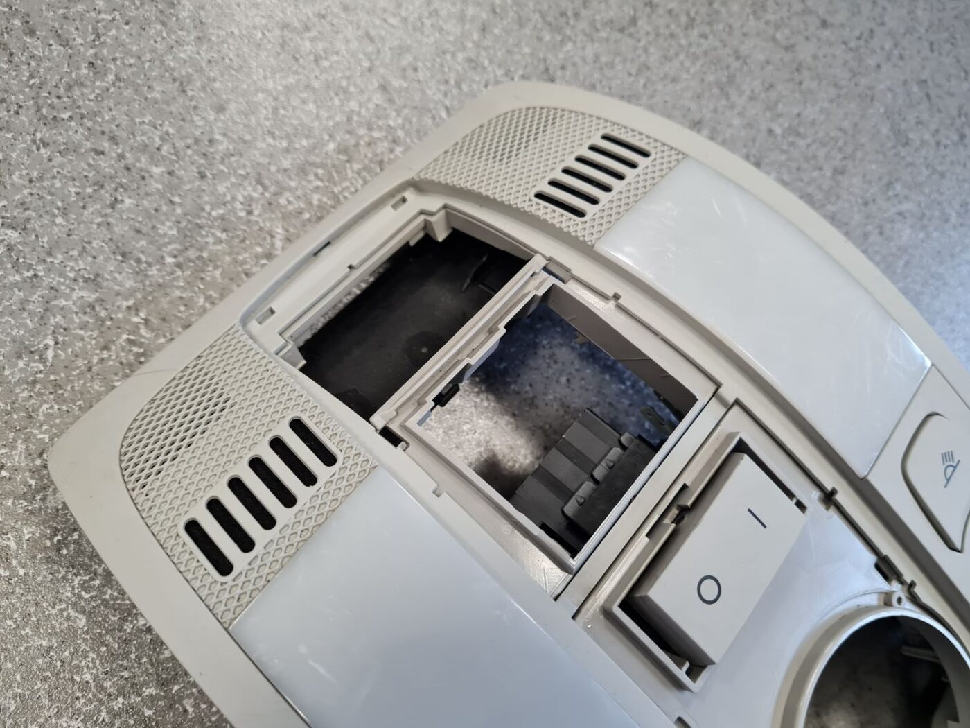 Salona apgaismojuma panelis priekš AUDI A6 2008