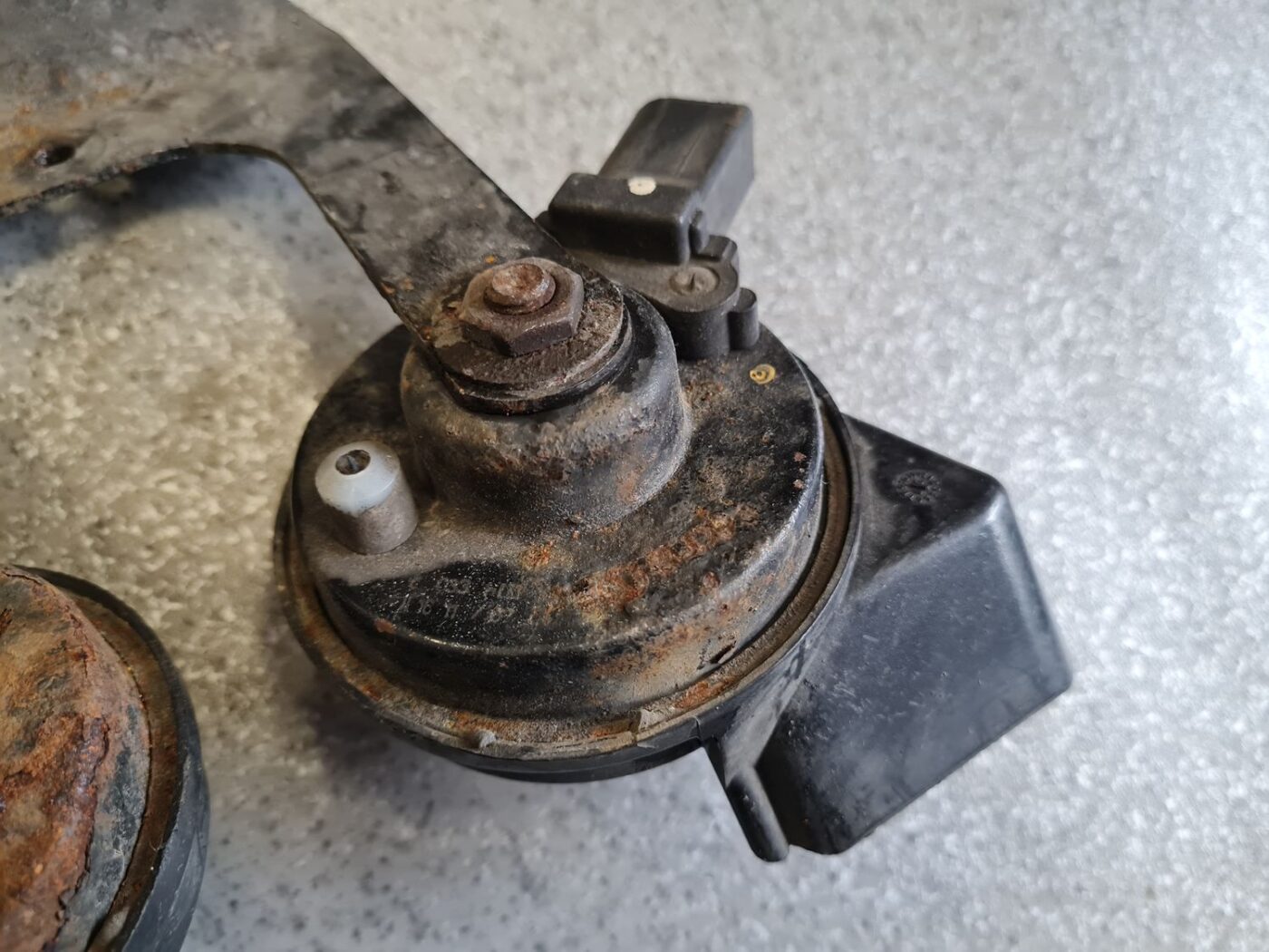 Skaņas signāls priekš AUDI A6 AVANT 2007 QUATTRO 4 Skaņas signāls priekš AUDI A6 AVANT 2007 QUATTRO