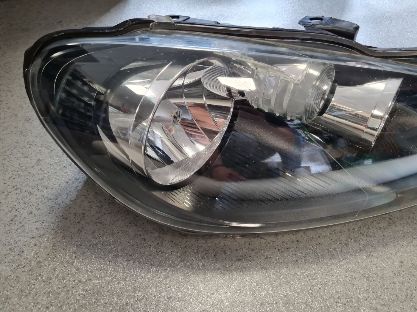 Priekšējais labais lukturis priekš VW GOLF VARIANT 2012 11 Priekšējais labais lukturis priekš VW GOLF VARIANT 2012
