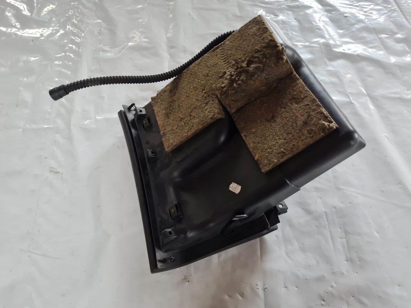 Mantu glabāšanas nodalījums pasažiera pusē priekš SAAB 9-5 1999