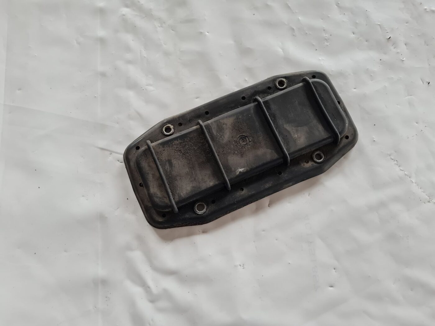 Dzinēja vadības bloka korpusa vāks priekš SAAB 9-5 1999 1 Dzinēja vadības bloka korpusa vāks priekš SAAB 9-5 1999