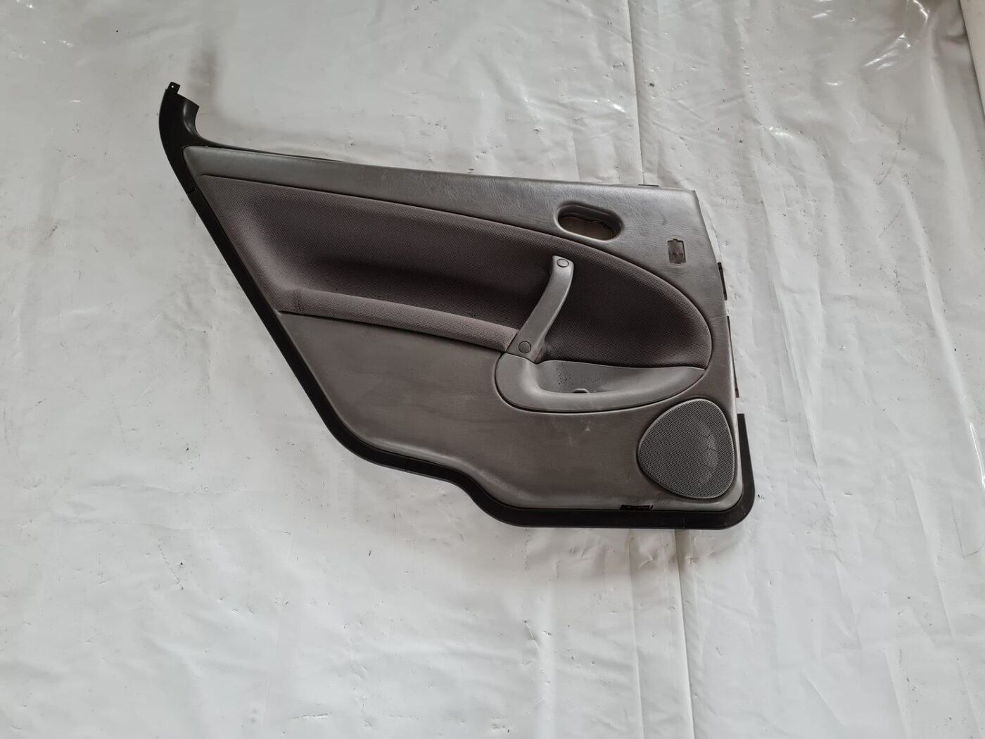 Aizmugurējo kreiso durvju apdare priekš SAAB 9-5 1999