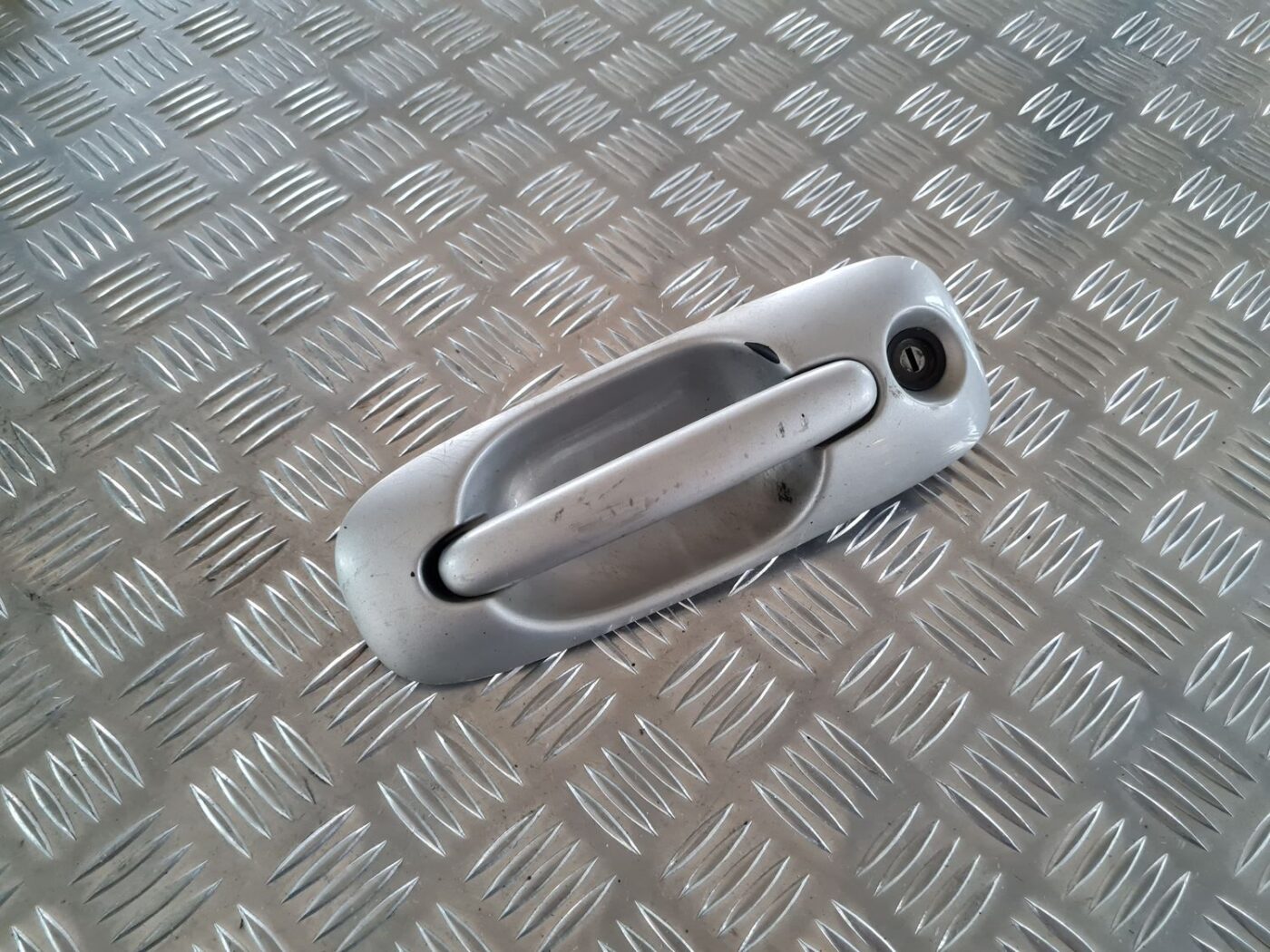 Priekšējāis kreisais durvju rokturis priekš CHRYSLER VOYAGER 2006 1 Priekšējāis kreisais durvju rokturis priekš CHRYSLER VOYAGER 2006