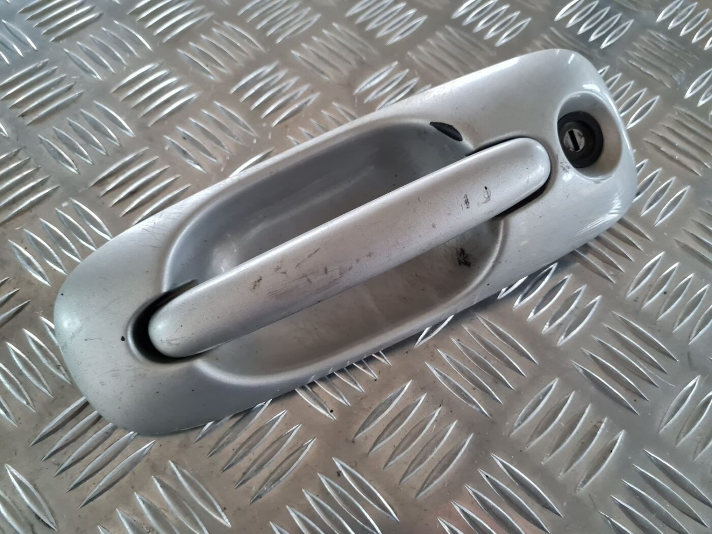 Priekšējāis kreisais durvju rokturis priekš CHRYSLER VOYAGER 2006 2 Priekšējāis kreisais durvju rokturis priekš CHRYSLER VOYAGER 2006