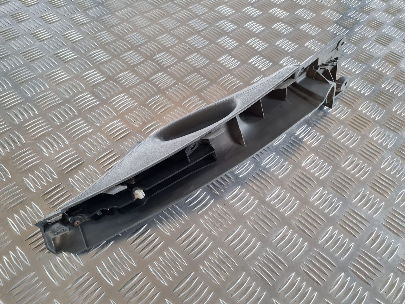 Salona durvju rokturis, aizmugures labais priekš CHRYSLER VOYAGER 2006 4 Salona durvju rokturis, aizmugures labais priekš CHRYSLER VOYAGER 2006