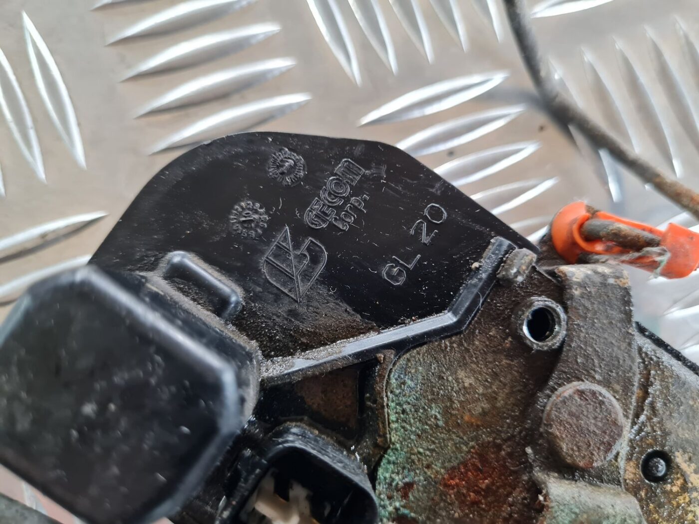 Priekšējo kreiso durvju slēdzene priekš CHRYSLER VOYAGER 2006