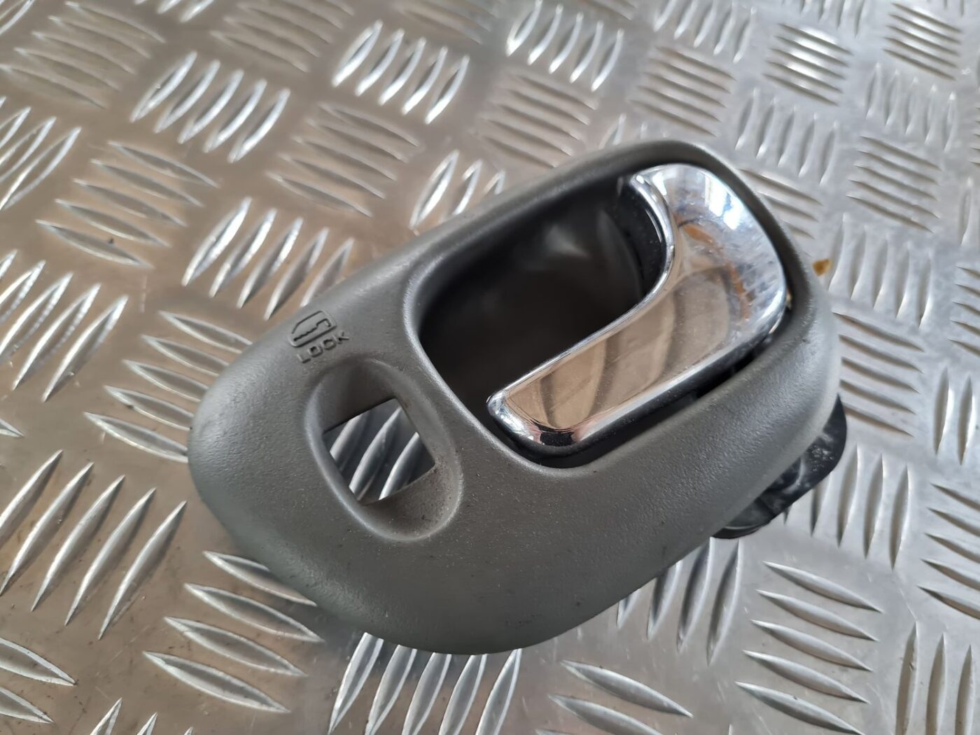 Salona durvju rokturis, priekšējais labais priekš CHRYSLER VOYAGER 2006