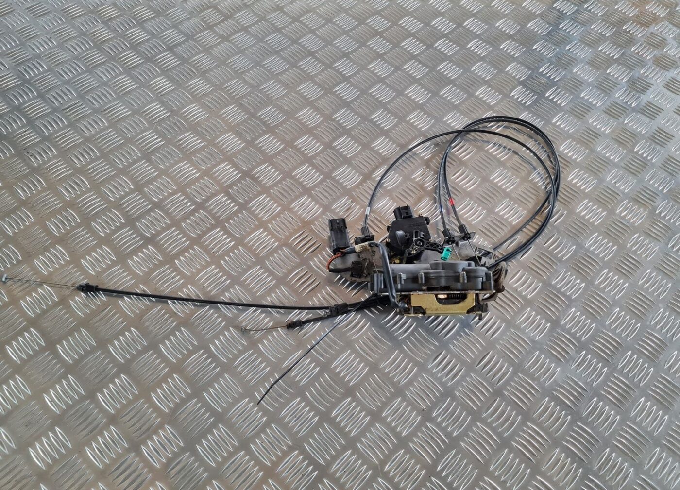 Aizmugurējo labo durvju slēdzene priekš CHRYSLER VOYAGER 2006