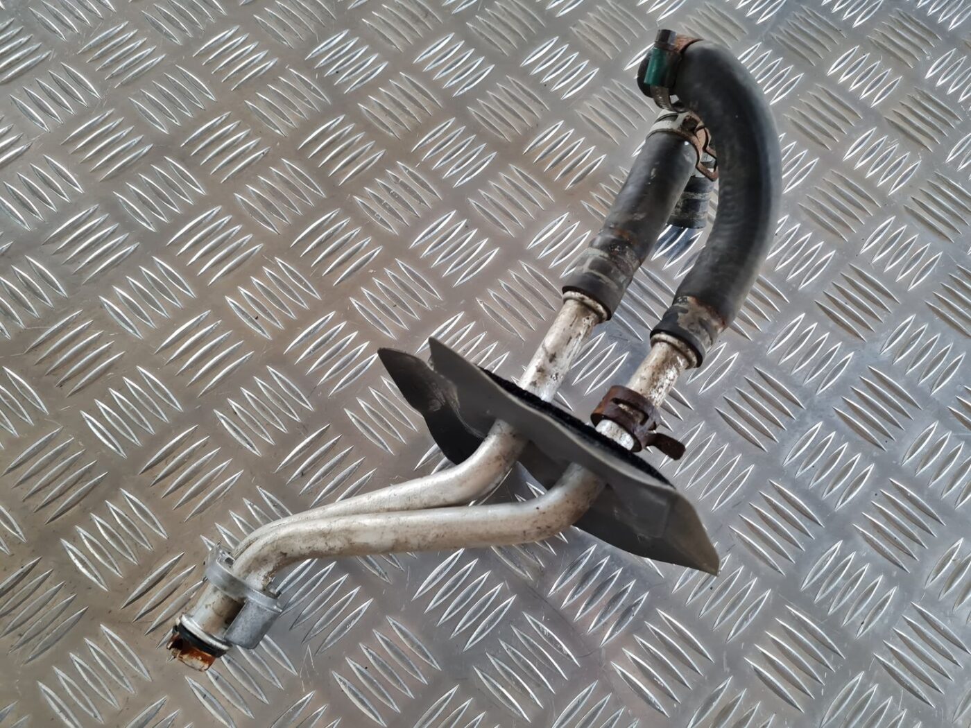 Apsildes radiatora caurules priekš CHRYSLER VOYAGER 2006