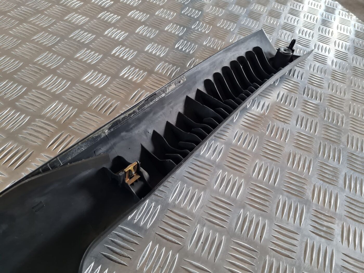 Priekšējas salona statnes apdare priekš CHRYSLER VOYAGER 2006 5 Priekšējas salona statnes apdare priekš CHRYSLER VOYAGER 2006