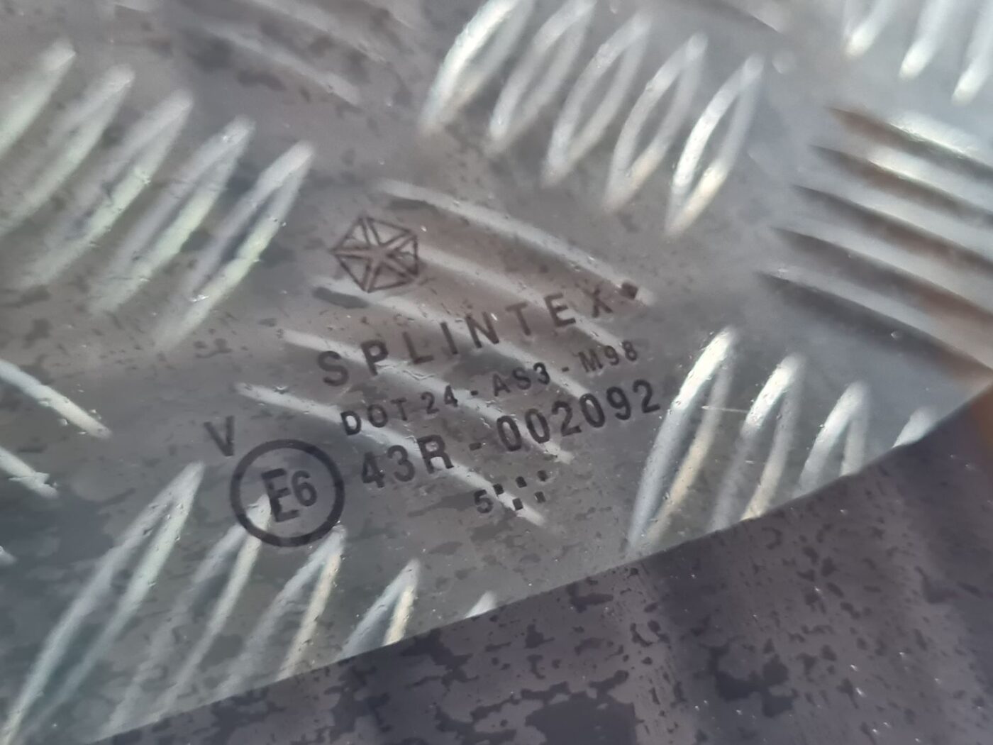 Aizmugurējais kreisais sānu stikls priekš CHRYSLER VOYAGER 2006 2 Aizmugurējais kreisais sānu stikls priekš CHRYSLER VOYAGER 2006