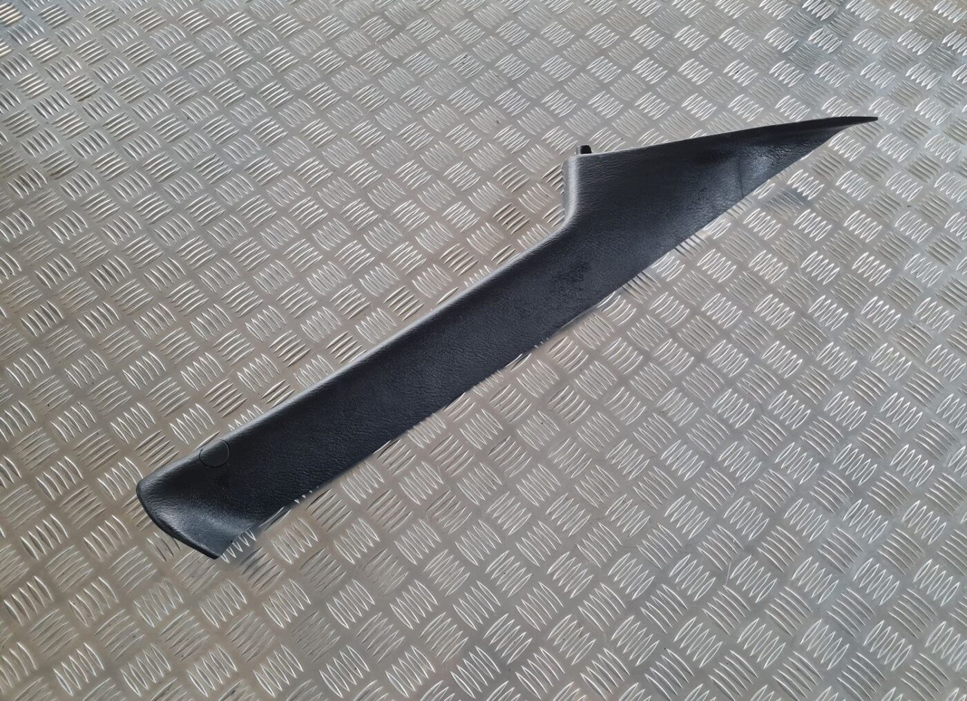 Priekšējas salona statnes apdare priekš CHRYSLER VOYAGER 2006 1 Priekšējas salona statnes apdare priekš CHRYSLER VOYAGER 2006