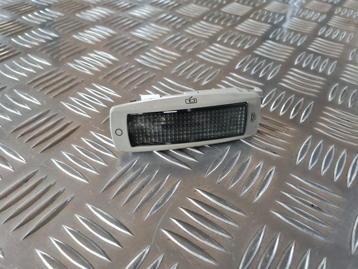 Aizmugurējo sēdvietu apgaismojums priekš VW GOLF IV 1999 1 Aizmugurējo sēdvietu apgaismojums priekš VW GOLF IV 1999