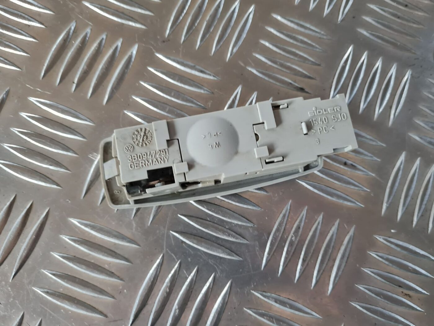 Aizmugurējo sēdvietu apgaismojums priekš VW GOLF IV 1999 2 Aizmugurējo sēdvietu apgaismojums priekš VW GOLF IV 1999