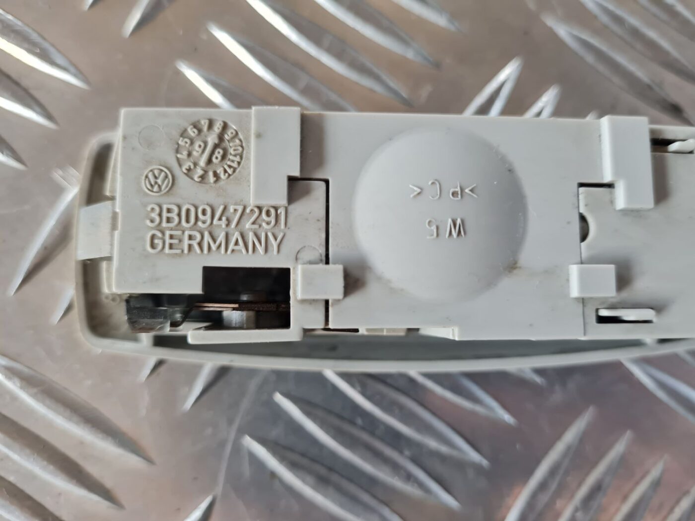 Aizmugurējo sēdvietu apgaismojums priekš VW GOLF IV 1999 3 Aizmugurējo sēdvietu apgaismojums priekš VW GOLF IV 1999