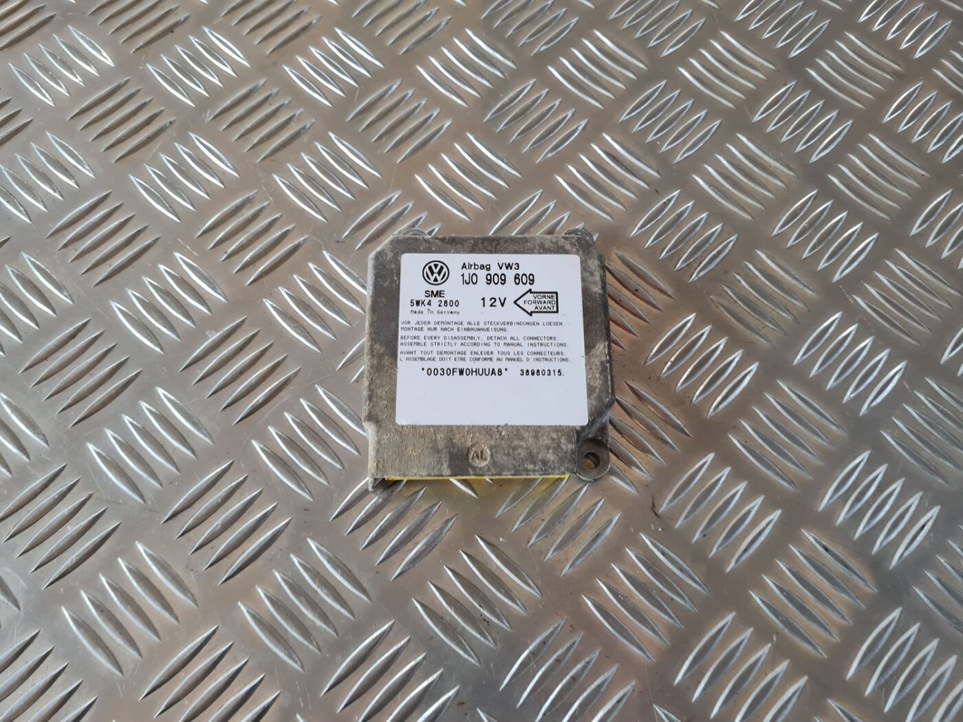 Drošības spilvena vadības bloks priekš VW GOLF IV 1999 1 Drošības spilvena vadības bloks priekš VW GOLF IV 1999