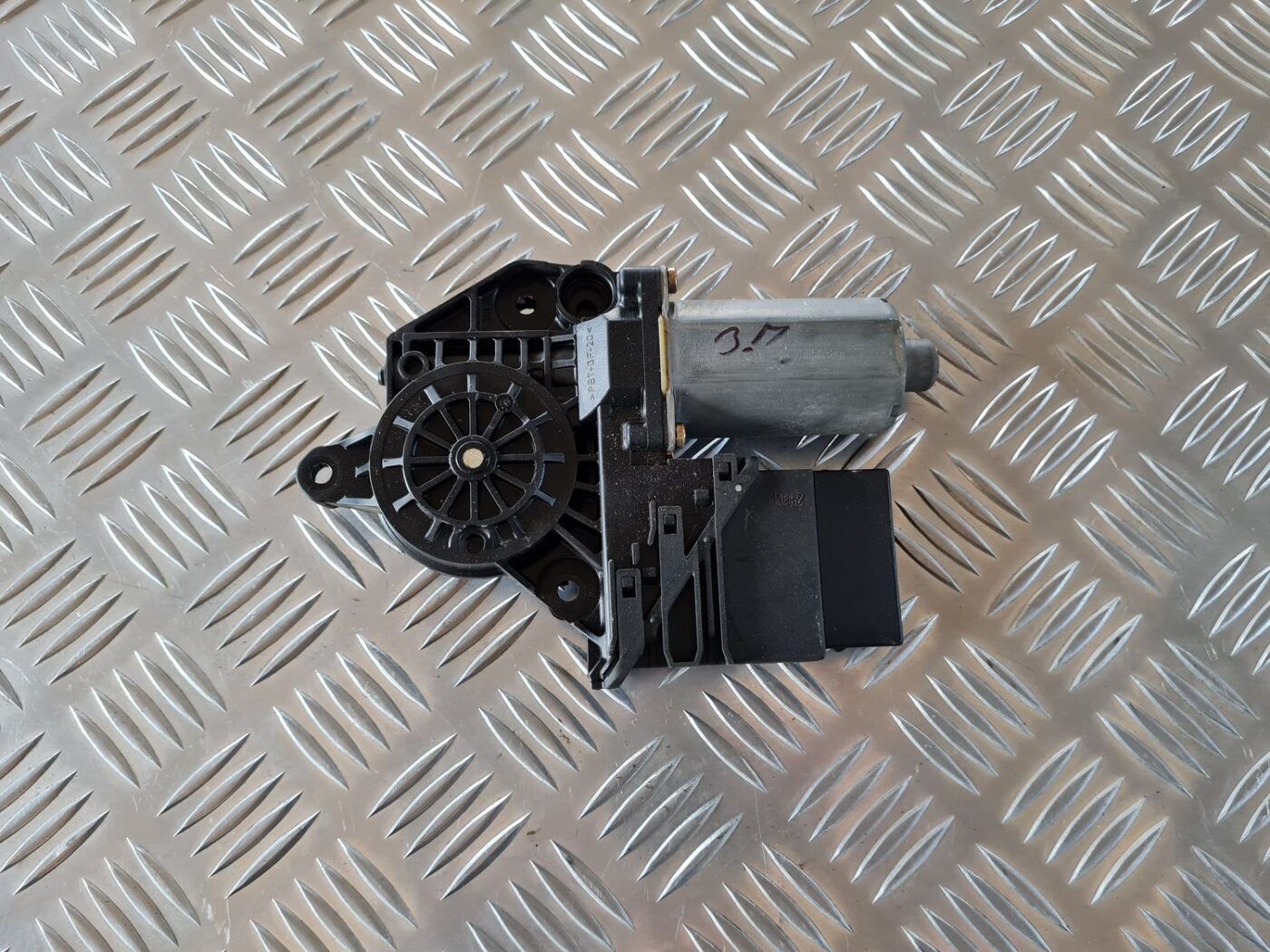 Elektrisko stiklu motors priekš VW GOLF IV 1999