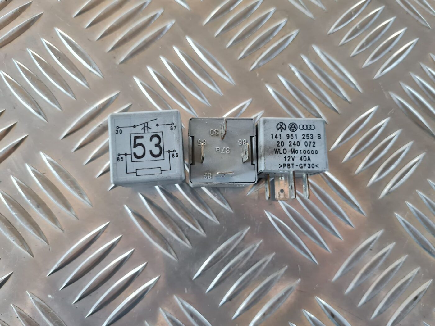 Drošinātāju releja priekš VW GOLF IV 1999 1 Drošinātāju releja priekš VW GOLF IV 1999