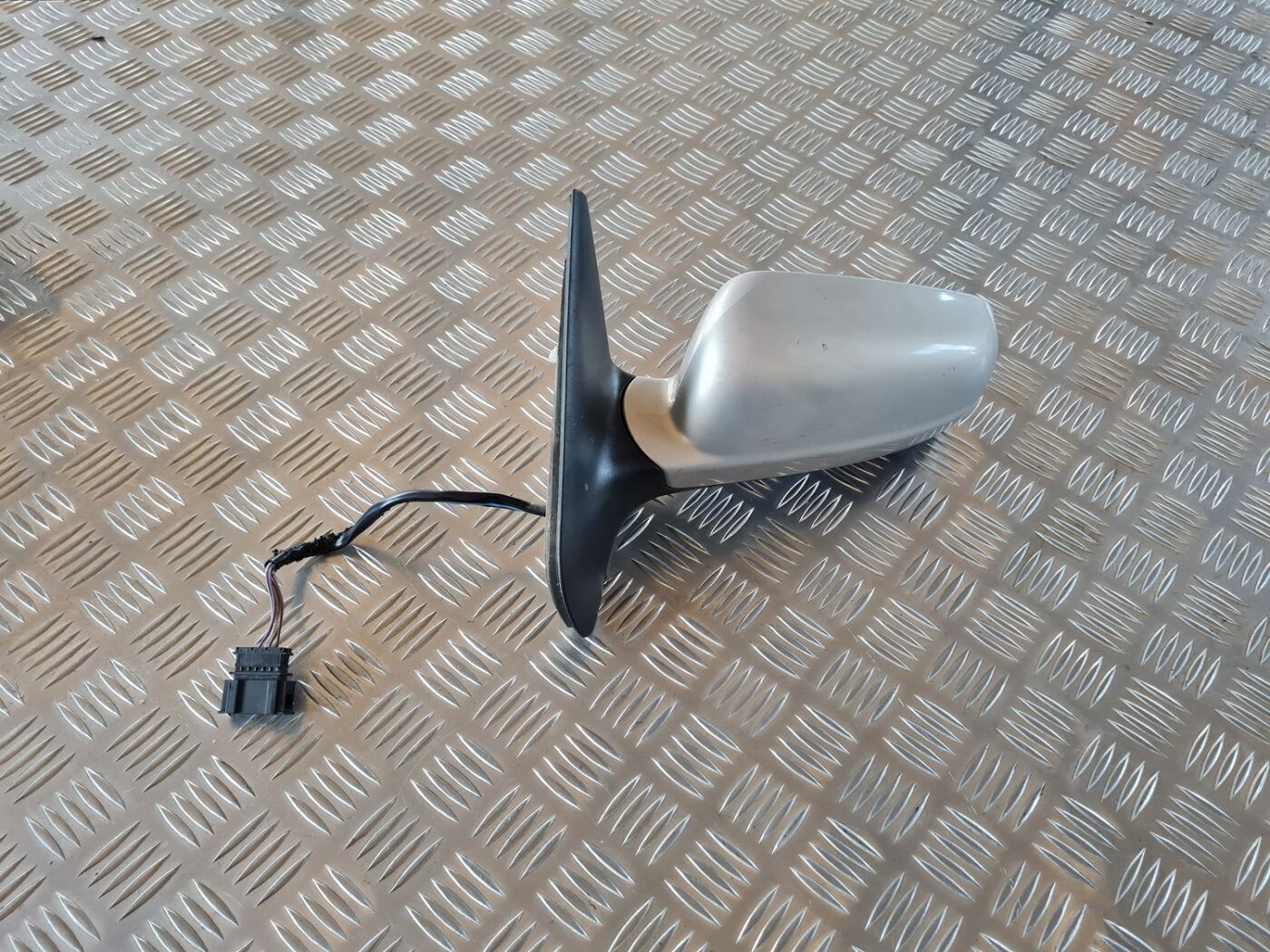 Ārējais spogulis, pa kreisi priekš VW GOLF IV 1999 1 Ārējais spogulis, pa kreisi priekš VW GOLF IV 1999