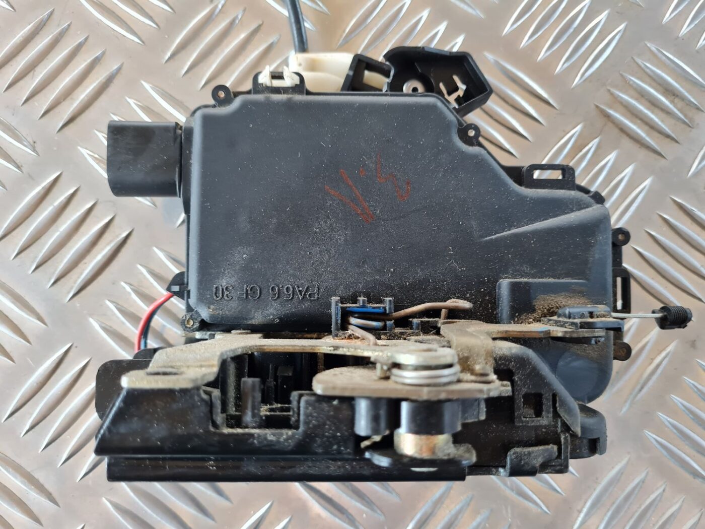 Aizmugurējo kreiso durvju slēdzene priekš VW GOLF IV 1999