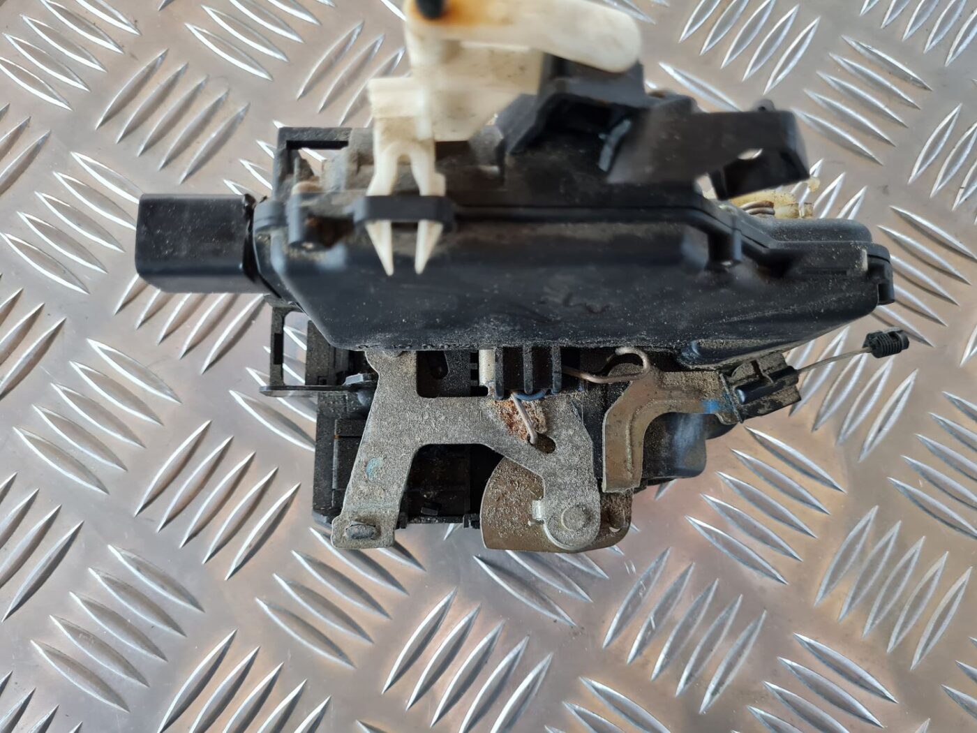 Aizmugurējo kreiso durvju slēdzene priekš VW GOLF IV 1999