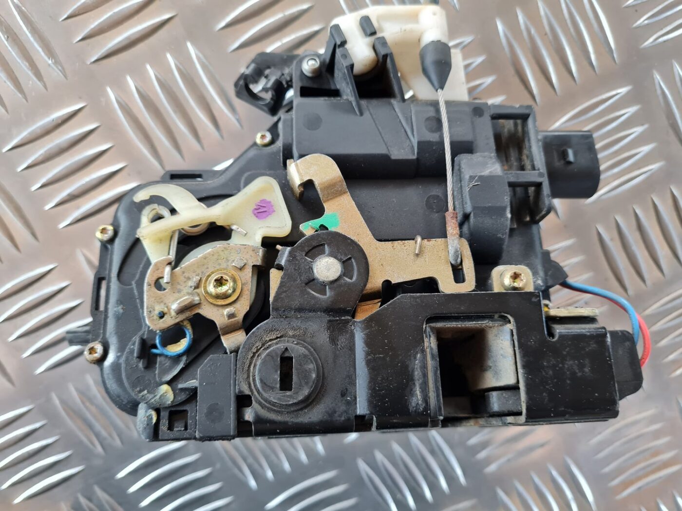 Aizmugurējo kreiso durvju slēdzene priekš VW GOLF IV 1999