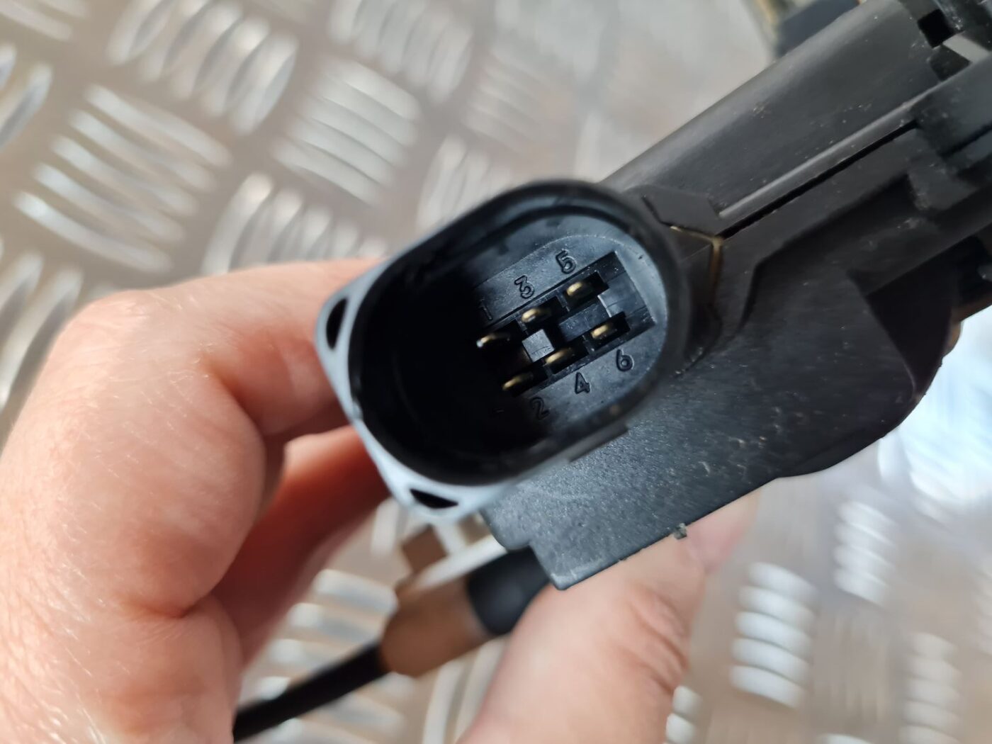 Aizmugurējo kreiso durvju slēdzene priekš VW GOLF IV 1999