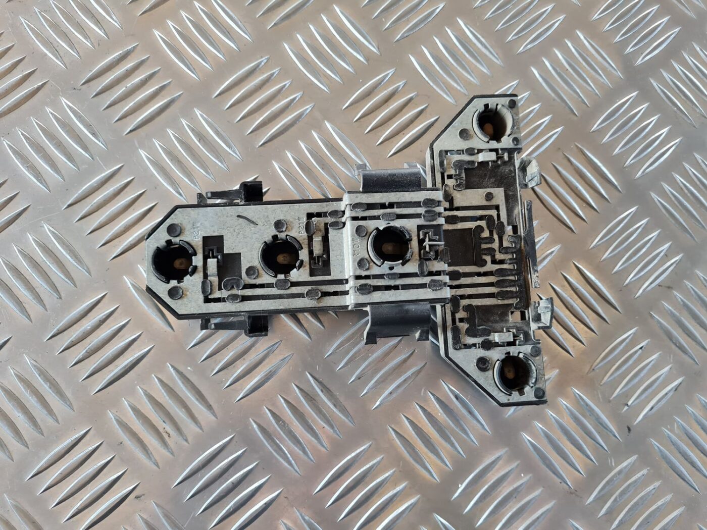 Aizmugures luktura spuldzes turētājs priekš VW GOLF IV 1999 2 Aizmugures luktura spuldzes turētājs priekš VW GOLF IV 1999