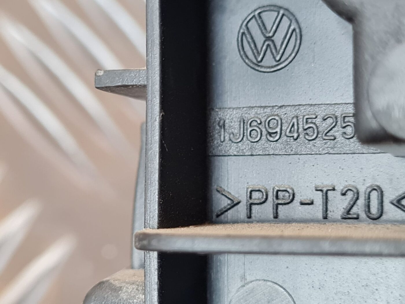 Aizmugures luktura spuldzes turētājs priekš VW GOLF IV 1999 4 Aizmugures luktura spuldzes turētājs priekš VW GOLF IV 1999