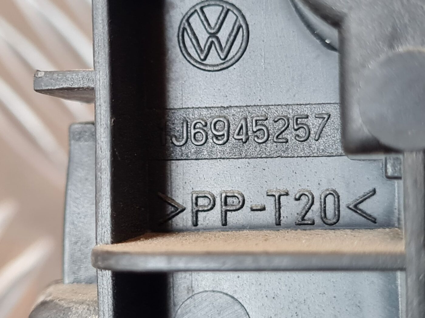 Aizmugures luktura spuldzes turētājs priekš VW GOLF IV 1999 3 Aizmugures luktura spuldzes turētājs priekš VW GOLF IV 1999