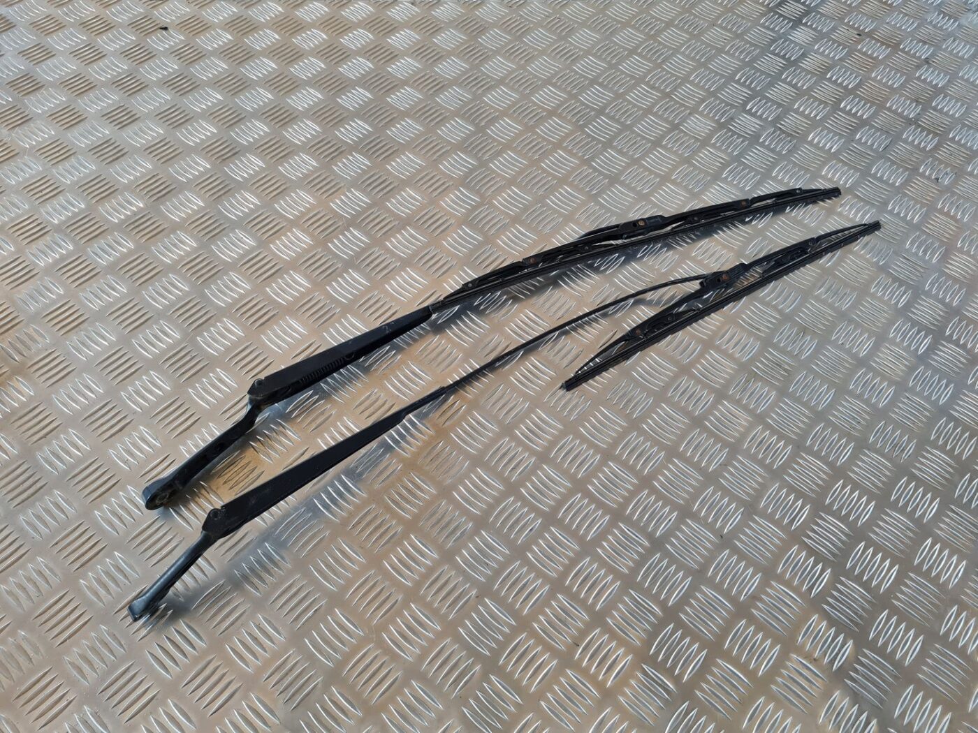 Vējstikla slotu turētāju komplekts priekš VW GOLF IV 1999