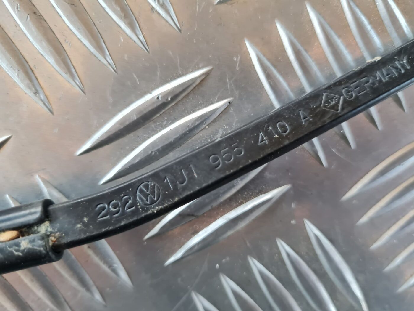 Vējstikla slotu turētāju komplekts priekš VW GOLF IV 1999